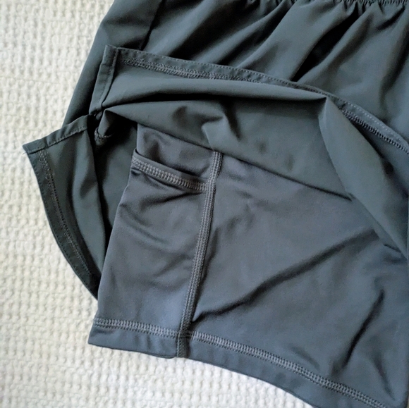 Nike Women's Charcoal Grey Athletic Shorts Running Size Large - Picture 2 of 4